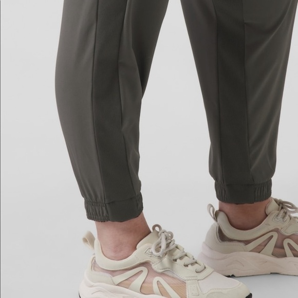 Athleta Textured‎ Brooklyn Jogger in Mountain Olive Size 10 - Picture 8 of 9